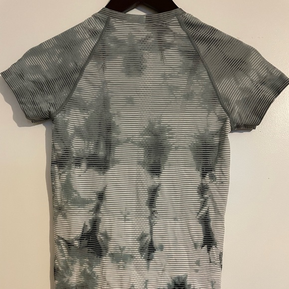 Lululemon Swiftly Tech Short Sleeve 2.0 | Size 4 - Picture 3 of 4